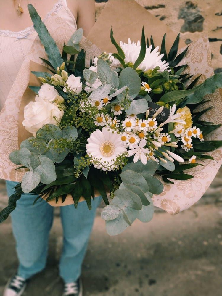 Bouquets kraft composés de fleurs blanches