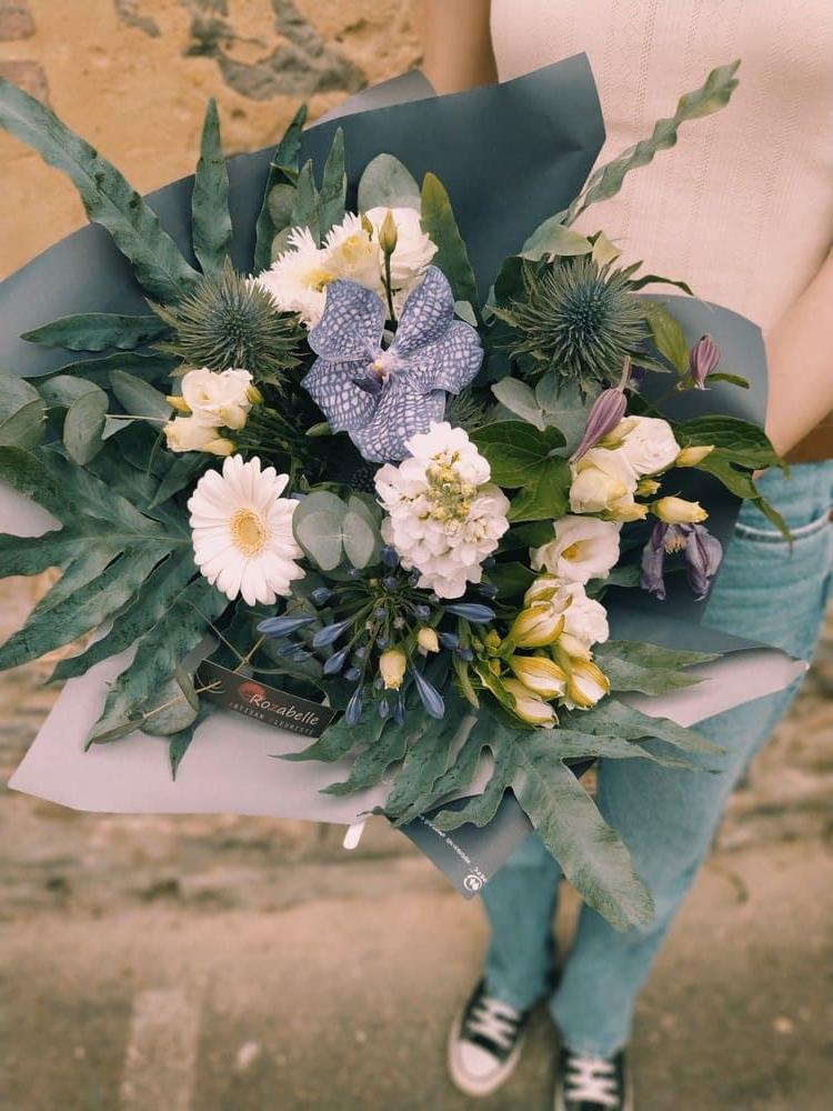 Bouquets kraft composés de fleurs blanches, jaunes pâles et des nuances de bleus