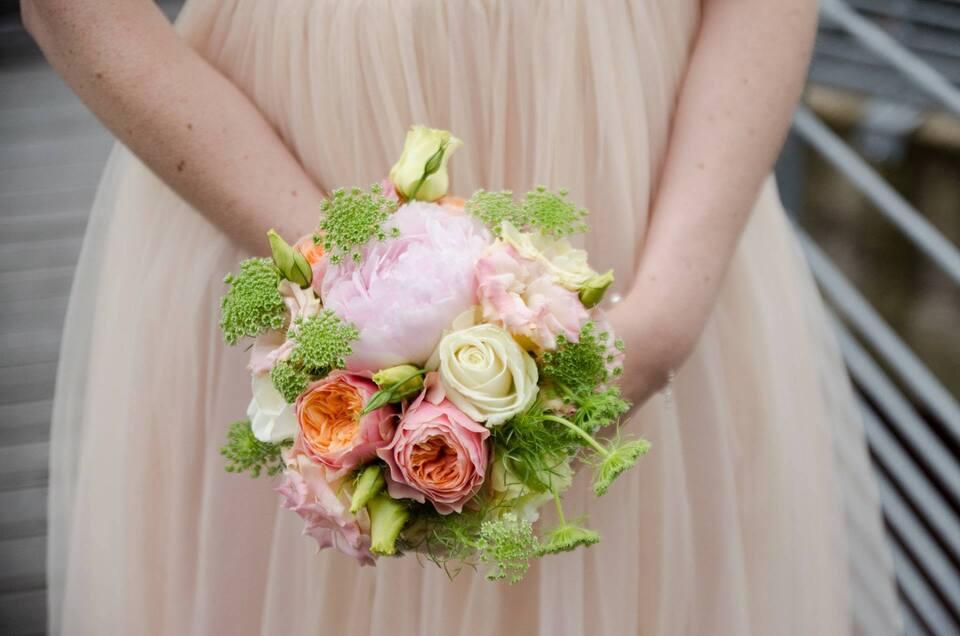 Bouquet de mariée rond composés de fleurs roses, jaunes et rouges
