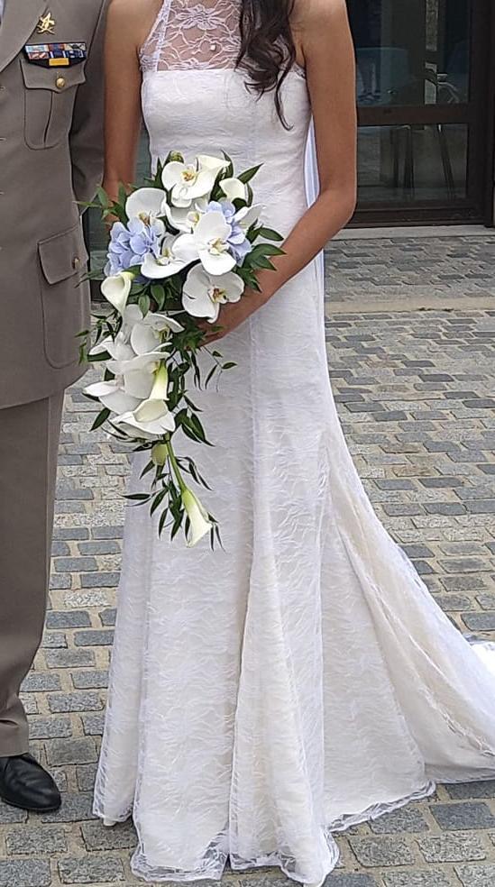 Bouquet de mariée composés de fleurs en cascade de couleurs blanches