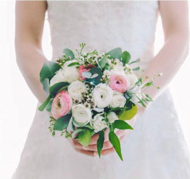 Bouquet de mariée rond composés de fleurs roses, blanches et rouges