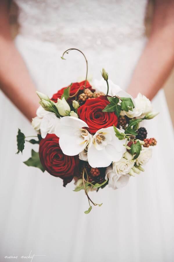 Bouquet de mariée rond composés de fleurs blanches et rouges