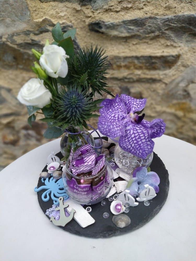 Composition fioles avec fleurs blanches et violettes